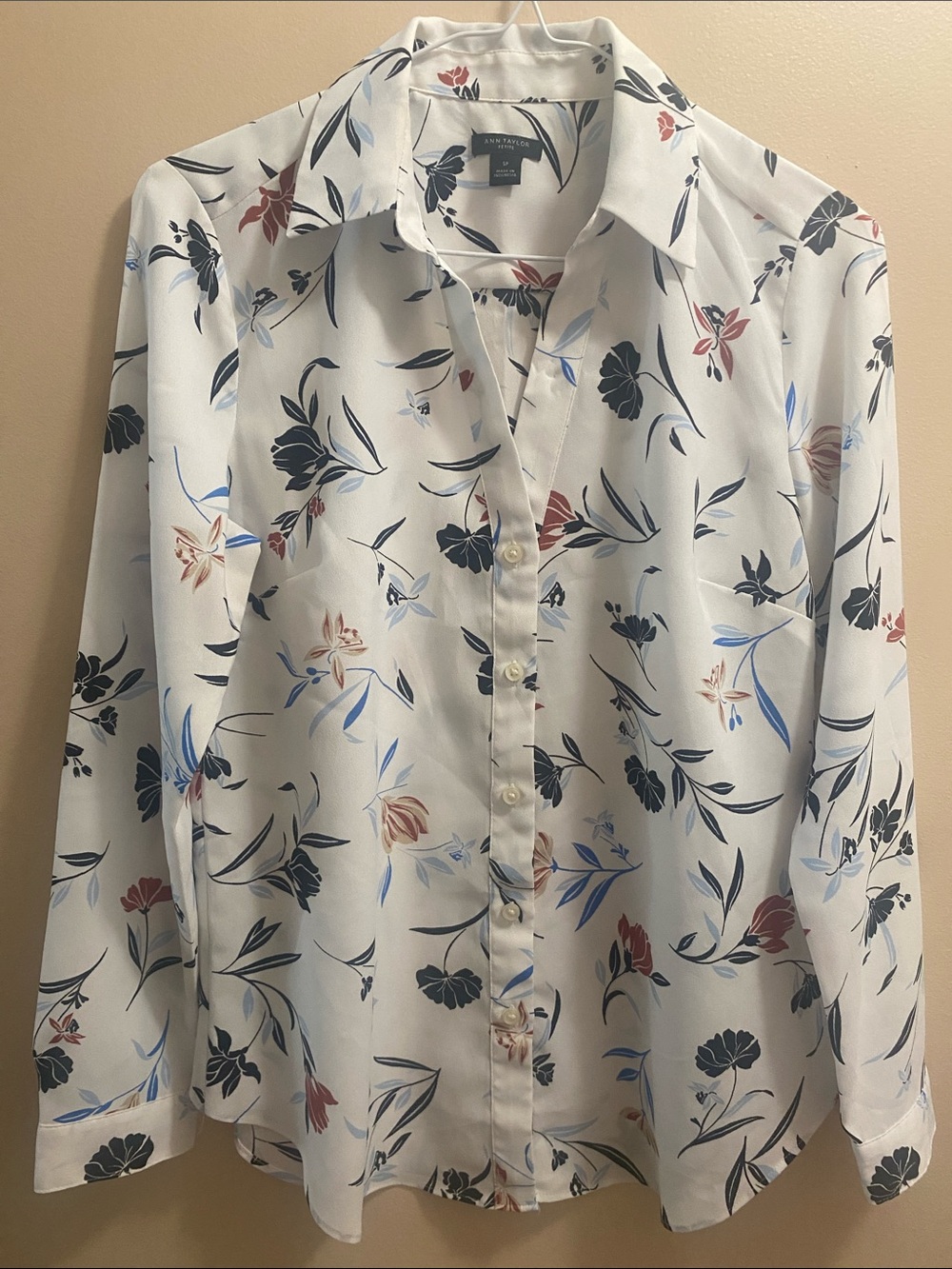 Ann Taylor White Floral Button-Down Shirt with Blue and Black Accents